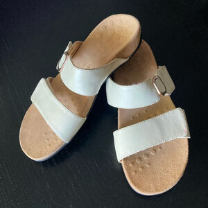 Women's Vionic Sandals Size 6 White